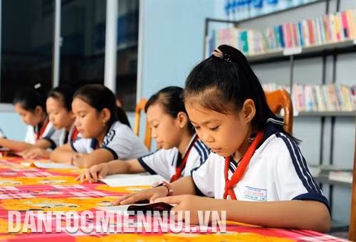 Thư viện Trường tiểu học Tân Bình, xã Tân Lộc Bắc, huyện Thới Bình với hơn 1.000 đầu sách các loại. Ảnh: Phúc Thanh