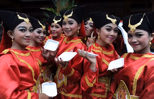 Màn pháo hoa lung linh rực rỡ sắc màu trên cầu cảng Sydney (Australia). Bắn pháo hoa mừng năm mới ở Moskva (Nga). Người dân đi lễ chùa cầu may đầu năm mới ở Nhật Bản. Hoạt động ca múa mừng năm mới ở tỉnh Hà Bắc (Trung Quốc). Biểu diễn ca múa nhạc đón năm mới 2017 ở thành phố Denpasar (Indonesia). Thành phố Sao Paulo (Braxin) với truyền thống thả hàng nghìn quả bóng bay đủ màu trong dịp đón năm mới.
