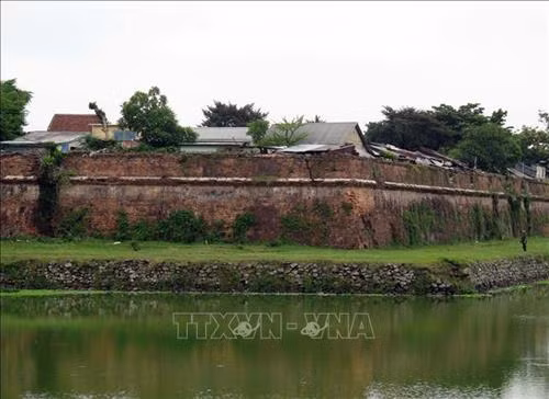 Một số hộ dân sống trên thượng thành (khu vực 1 cần bảo vệ nghiêm ngặt) của di tích. Ảnh: Quốc Việt - TTXVN