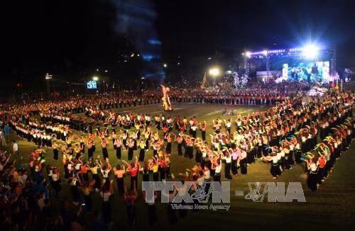 Màn đại xòe tại lễ khai mạc Tuần Văn hóa-Du lịch Mường Lò 2017. Ảnh: Thế Duyệt - TTXVN