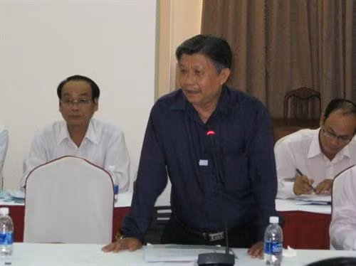 Chuyên gia dự án hỗ trợ cải cách hành chính Thành phố Hồ Chí Minh Diệp Văn Sơn (đứng). Ảnh: nld.com.vn