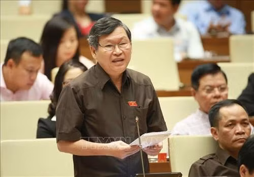 Đại biểu Quốc hội tỉnh Kon Tum Tô Văn Tám chất vấn Bộ trưởng Bộ NN-PTNN Nguyễn Xuân Cường. Ảnh: Doãn Tấn – TTXVN