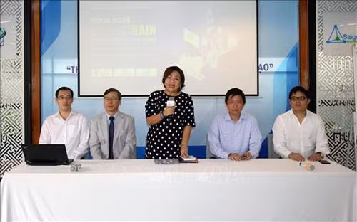 Đại diện Ban Quản lý Khu Công nghệ cao Thành phố và các chuyên gia chủ trì buổi công bố Hội nghị. Ảnh: Tiến Lực - TTXVN