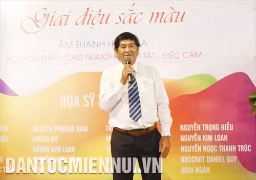 Họa sỹ Văn Y, Chủ nhiệm nhóm Âm thanh Hội họa trực thuộc Hội Mỹ thuật Thành phố Hồ Chí Minh phát biểu, giới thiệu về hoạt động của nhóm