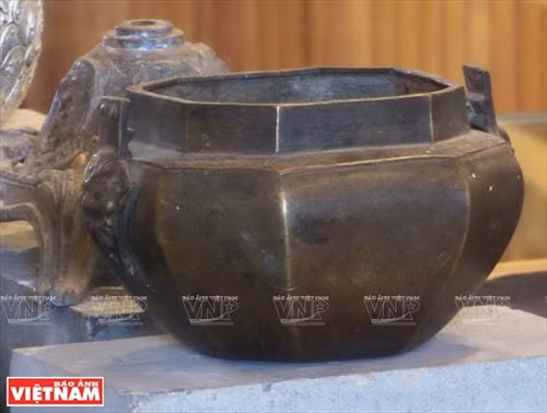 Đồ gia dụng được chế tác bằng đồng của người Churu.