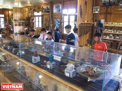 Các em học sinh đến tham quan Bảo tàng văn hóa của người Churu.
