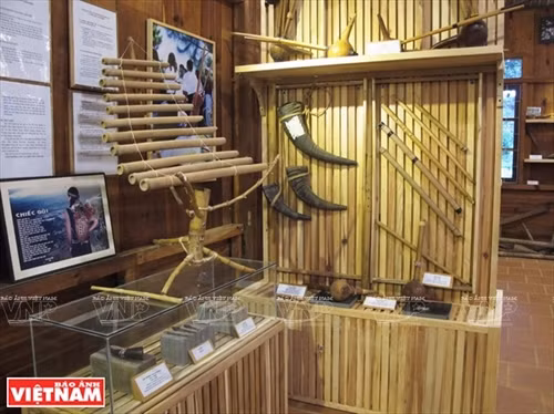 Đàn ống tre, tù và, sáo... được sử dụng trong các dịp lễ hội của buôn làng người Churu.