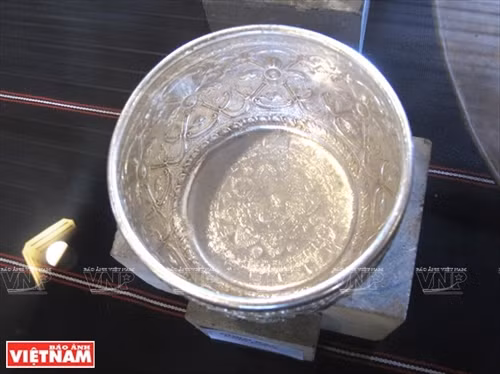 Chén bạc sử dụng trong những gia đình giàu có.