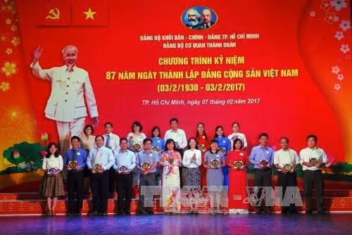 Trao quà và biểu trưng cho các đồng chí đảng viên tròn 10 năm tuổi Đảng. Ảnh: Mạnh Linh - TTXVN