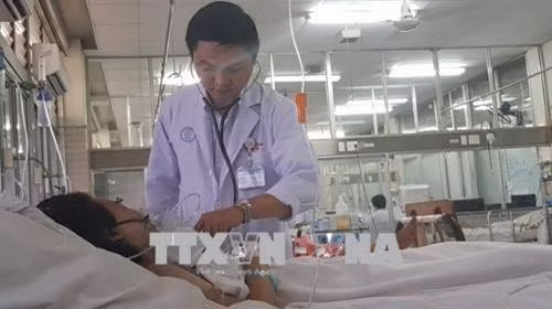 Một nạn nhân đang được cấp cứu tại Bệnh viện Chợ Rẫy. Ảnh: Đinh Hằng – TTXVN