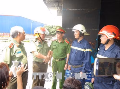 Thứ trưởng Bộ Công an Bùi Văn Thành kiểm tra hiện trường vụ cháy chung cư Carina, quận 8. Ảnh: Hoàng Hải-TTXVN