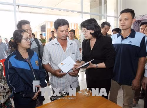 Phó Chủ tịch nước Đặng Thị Ngọc Thịnh thăm hỏi gia đình các nạn nhân. Ảnh: Quang Nhựt - TTXVN