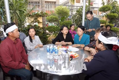 Phó Chủ tịch nước Đặng Thị Ngọc Thịnh thăm viếng chia buồn với gia đình nạn nhân Lưu Lê Bích Phượng, Bí thư kiêm Chủ tịch UBND phường Nguyễn Thái Bình, Quận 1. Ảnh: Quang Nhựt - TTXVN