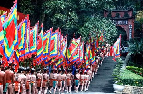 Đoàn dâng hương khởi hành lên núi Nghĩa Lĩnh. Ảnh: Trung Kiên -TTXVN