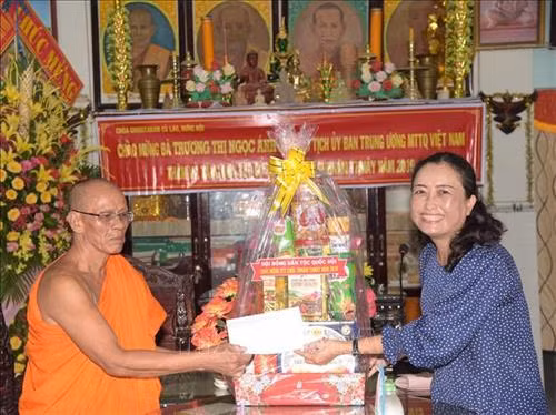 Chủ tịch Hội Liên hiệp Phụ nữ tỉnh Bạc Liêu Trần Thị Hoa Ry tặng quà cho các vị Hòa thượng, Thượng tọa, Đại đức, Achar nhân dịp Tết cổ truyền Chôl Chnăm Thmây. Ảnh: Nhật Bình – TTXVN