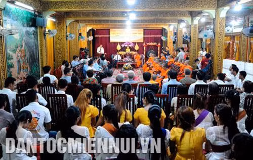 Nhân dịp Tết cổ truyền Khmer Chôl Chnăm Thmây 2019 của đồng bào Khmer Nam Bộ, tối 7/4, tại chùa Candaransi (Quận 3, Thành phố Hồ Chí Minh), Ủy viên Bộ Chính trị, Phó Thủ tướng Thường trực Chính phủ Trương Hòa Bình đã đến thăm, chúc Tết, tặng quà chư tăng và đồng bào Khmer đang sinh sống, học tập và làm việc tại Thành phố Hồ Chí Minh. Trong ảnh: Quang cảnh buổi gặp gỡ chúc Tết của Phó Thủ tướng Thường trực Chính phủ Trương Hòa Bình với chư tăng và đồng bào Khmer tại chùa Candaransi, Thành phố Hồ Chí Minh