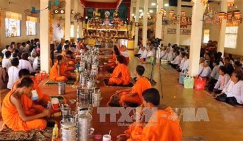 Chư tăng và đồng bào Khmer thực hiện các nghi thức đón năm mới trong dịp Tết cổ truyền Chôl Chnăm Thmây tại chùa Candaransi (Chan-ta-răng-sây), Quận 3, Thành phố Hồ Chí Minh trong. Ảnh: TTXVN
