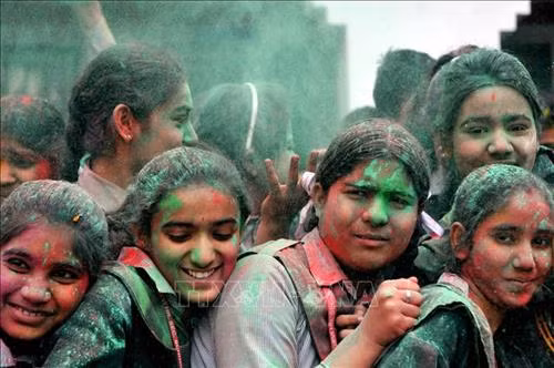 Người dân tham gia lễ hội Holi tại Ahmedabad , Ấn Độ ngày 20/3/2019. Ảnh: AFP/ TTXVN Trẻ em ném bột màu trong lễ hội Holi tại đền Kalupur Swaminarayan ở Ahmedabad, Ấn Độ, ngày 20/3/2019. Ảnh: AFP/ TTXVN Người dân ném bột màu trong lễ hội Holi tại đền Kalupur Swaminarayan ở Ahmedabad, Ấn Độ, ngày 20/3/2019. Ảnh: AFP/ TTXVN Trẻ em ném bột màu trong lễ hội Holi ở Jammu, thủ phủ mùa đông của khu vực Kashmir do Ấn Độ kiểm soát, ngày 20/3/2019. Ảnh: THX/ TTXVN Trẻ em tham gia lễ hội Holi ở Jammu, thủ phủ mùa đông của khu vực Kashmir do Ấn Độ kiểm soát, ngày 20/3/2019. Ảnh: THX/ TTXVN