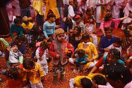 Người dân tham gia lễ hội Holi tại Ahmedabad , Ấn Độ ngày 20/3/2019. Ảnh: AFP/ TTXVN Trẻ em ném bột màu trong lễ hội Holi tại đền Kalupur Swaminarayan ở Ahmedabad, Ấn Độ, ngày 20/3/2019. Ảnh: AFP/ TTXVN Người dân ném bột màu trong lễ hội Holi tại đền Kalupur Swaminarayan ở Ahmedabad, Ấn Độ, ngày 20/3/2019. Ảnh: AFP/ TTXVN Trẻ em ném bột màu trong lễ hội Holi ở Jammu, thủ phủ mùa đông của khu vực Kashmir do Ấn Độ kiểm soát, ngày 20/3/2019. Ảnh: THX/ TTXVN Trẻ em tham gia lễ hội Holi ở Jammu, thủ phủ mùa đông của khu vực Kashmir do Ấn Độ kiểm soát, ngày 20/3/2019. Ảnh: THX/ TTXVN