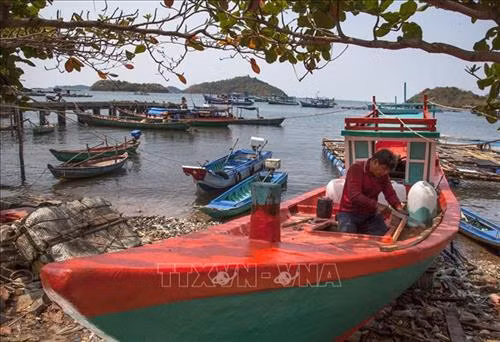 Ngư dân xã đảo Tiên Hải, thành phố Hà Tiên sửa tàu khai thác thủy sản. Ảnh: Hồng Đạt - TTXVN