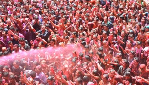 Người dân tham gia lễ hội Holi tại Ahmedabad , Ấn Độ ngày 20/3/2019. Ảnh: AFP/ TTXVN Trẻ em ném bột màu trong lễ hội Holi tại đền Kalupur Swaminarayan ở Ahmedabad, Ấn Độ, ngày 20/3/2019. Ảnh: AFP/ TTXVN Người dân ném bột màu trong lễ hội Holi tại đền Kalupur Swaminarayan ở Ahmedabad, Ấn Độ, ngày 20/3/2019. Ảnh: AFP/ TTXVN Trẻ em ném bột màu trong lễ hội Holi ở Jammu, thủ phủ mùa đông của khu vực Kashmir do Ấn Độ kiểm soát, ngày 20/3/2019. Ảnh: THX/ TTXVN Trẻ em tham gia lễ hội Holi ở Jammu, thủ phủ mùa đông của khu vực Kashmir do Ấn Độ kiểm soát, ngày 20/3/2019. Ảnh: THX/ TTXVN