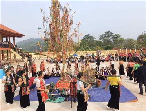 Phần hội của Lễ cầu mưa là những điệu múa hát và các trò chơi truyền thống của người Thái cùng du khách. Ảnh: Nguyễn Cường - TTXVN