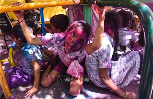 Người dân tham gia lễ hội Holi tại Ahmedabad , Ấn Độ ngày 20/3/2019. Ảnh: AFP/ TTXVN Trẻ em ném bột màu trong lễ hội Holi tại đền Kalupur Swaminarayan ở Ahmedabad, Ấn Độ, ngày 20/3/2019. Ảnh: AFP/ TTXVN Người dân ném bột màu trong lễ hội Holi tại đền Kalupur Swaminarayan ở Ahmedabad, Ấn Độ, ngày 20/3/2019. Ảnh: AFP/ TTXVN Trẻ em ném bột màu trong lễ hội Holi ở Jammu, thủ phủ mùa đông của khu vực Kashmir do Ấn Độ kiểm soát, ngày 20/3/2019. Ảnh: THX/ TTXVN Trẻ em tham gia lễ hội Holi ở Jammu, thủ phủ mùa đông của khu vực Kashmir do Ấn Độ kiểm soát, ngày 20/3/2019. Ảnh: THX/ TTXVN