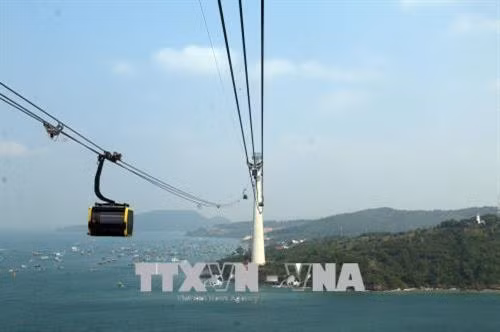 Du khách ngắm toàn cảnh Hòn Thơm khi đi cáp treo. Ảnh: Lê Sen – TTXVN
