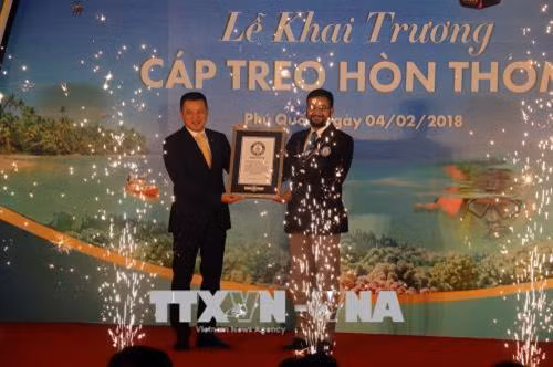 Ông Dangarikar Swapnil Mahesh, đại diện tổ chức kỷ lục Guiness thế giới trao chứng nhận cáp treo dài nhất thế giới. Ảnh: Lê Sen – TTXVN