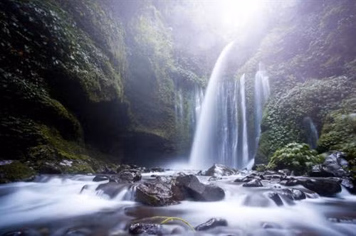 Thác Sendang Gile và Tiu Kelep trên đảo Lombok ở Indonesia. Dòng thác chảy cuồn cuộn từ vách núi cao 45m xuống phía dưới.