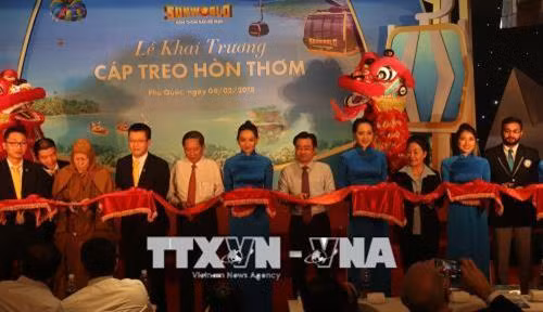 Nghi lễ cắt băng khai trương cáp treo. Ảnh: Lê Sen – TTXVN