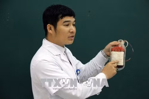 Là giảng viên Trường Cao đẳng Y tế Sơn La, anh Nguyễn Viết Chung luôn cố gắng gắn công tác giảng dạy với tuyên truyền hiến máu. Ảnh: Diệp Anh – TTXVN