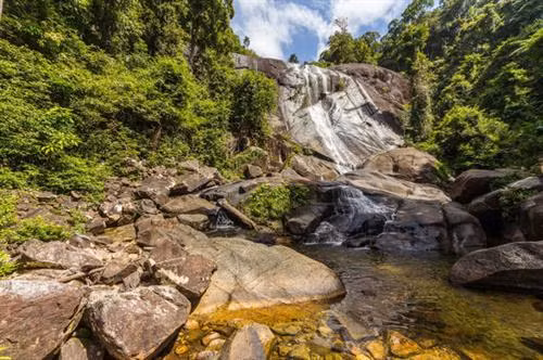 Thác nước Seven Wells ở Langkawi, Malaysia. Mẹ thiên nhiên ở đây còn tạo ra nhiều hồ bơi tự nhiên ngoài trời, thu hút rất đông du khách tới bơi lội.