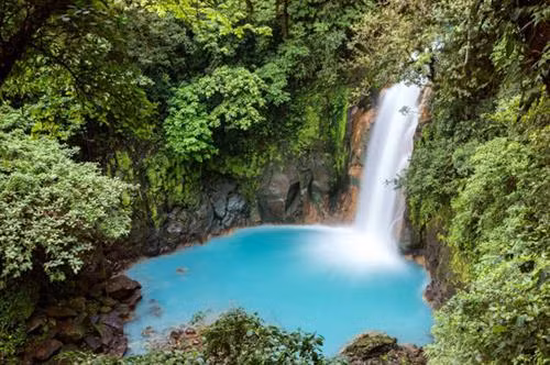 Đây là địa điểm lý tưởng dành cho những người mê lặn. Thác nước Rio Celeste hùng vỹ xối dòng nước xuống hồ màu xanh trong vườn quốc gia Tenorio Volcano ở Costa Rica.