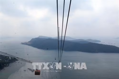 Du khách ngắm toàn cảnh Hòn Thơm khi đi cáp treo. Ảnh: Lê Sen – TTXVN