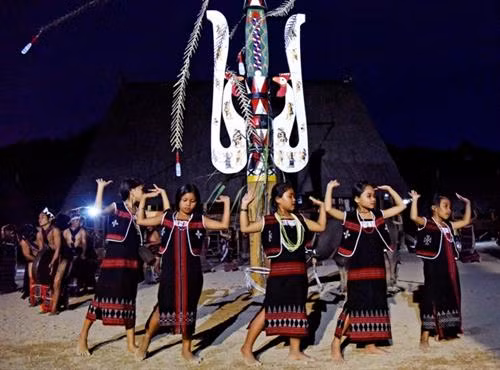 Những bé gái Cơ Tu múa điệu Da dă trong đêm hội.