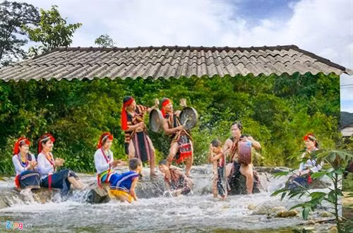 Bản làng thanh bình ở thôn Thọ An, xã Bình An, huyện Bình Sơn (Quảng Ngãi), nơi có làng bích họa độc đáo giữa rừng núi hoang sơ. Nhằm tạo điểm nhấn phát triển du lịch, góp phần cải thiện cuộc sống người dân, huyện Bình Sơn mời nhóm họa sĩ về đi thực địa lấy cảm hứng sáng tác tranh 3D phát sáng ca ngợi tình yêu thiên nhiên, vẻ đẹp truyền thống của đồng bào Cor ở xã Bình An. Bức tranh 3D phát sáng tái hiện không gian hoang sơ thác Tuyền Tung trên bức tường nhà văn hóa thôn Thọ An. Voọc chà vá chân nâu, loài linh trưởng quý hiếm cùng sóc, chim, bướm muôn màu tạo nên bức tranh sống động ở bản làng Bình An. Hoa văn tinh xảo, màu sắc tuyệt đẹp trên cây nêu trong ngày Tết ngã rạ (mừng lúa mới) ở xã Bình An. "Chúng tôi về đây đi khảo sát các dòng suối, ngọn thác, cỏ hoa, chim thú...giữa núi rừng. Anh em ăn ở với dân làng nhiều ngày để lấy cảm hứng vẽ tranh 3D phát sáng tái hiện khung cảnh thiên nhiên hoang sơ và nét đẹp văn hóa truyền thống của đồng bào Cor nơi đây", ông Nguyễn Thanh Tuyên, Trưởng nhóm họa sĩ cho biết. Theo các họa sĩ, dù vùng đất Bình An còn nhiều nghèo khó nhưng đồng bào Cor luôn trân trọng gìn giữ giá trị văn hóa truyền thống, ý thức bảo tồn thiên nhiên núi rừng hoang sơ cho đời sau. Trong ảnh: Phụ nữ Cor gói bánh đót mừng ngày Tết ngã rạ. Ông Tuyên cho rằng, sinh hoạt, giao lưu múa cồng chiêng cùng đồng bào Cor, nhóm họa sĩ đã có nhiều cung bậc cảm xúc đặc biệt về tấm lòng nồng hậu, mộc mạc của dân làng Thọ An. "Đây là chất xúc tác tuyệt vời để chúng tôi hoàn thành những bức tranh thiên nhiên, hồn người sâu lắng giữa núi rừng này", nam họa sĩ tâm sự. Đồng bào dân tộc Cor trong trang phục truyền thống biểu diễn cồng chiêng giữa núi rừng được tái hiện sinh động trên tranh 3D phát sáng ở Thọ An. Các họa sĩ đang hoàn thành bức tranh về khu vườn hoa mai anh đào trên tường nhà dân. Cánh đồng hoa oải hương - Lavender, một trong những loại hoa rất nổi tiếng trên thế giới, đặc biệt là những cánh đồng hoa ở Pháp. Sắc hoa oải hương tím thể hiện tình yêu chung thủy được giới trẻ Việt Nam ưa thích được vẽ trên tường nhà dân nơi đây. Cánh đồng hoa cải nhuộm vàng trên thảo nguyên được tái hiện sống động trên tường nhà dân ở Bình An. Họa sĩ Đỗ Thị Hồng Liên (ngụ TP.HCM), chia sẻ những bức tranh tập trung vào chủ đề cảnh đẹp hoang sơ, hoang dã nơi đây. "Chúng tôi đi khảo sát, ghi lại hình ảnh thực tế 100% trên núi rừng để chuyển tải vào tranh. Nhóm họa sĩ hy vọng những bức tranh 3D phát sáng giới thiệu về phong cảnh thiên nhiên, nét đẹp văn hóa truyền thống của vùng đất này đến với du khách gần, xa ", chị Liên thổ lộ. Những đứa trẻ hồn nhiên bên bức họa 3D phát sáng. Trao đổi với Zing.vn, ông Lý Thọ, Phó chủ tịch UBND huyện Bình Sơn, cho biết địa phương mong muốn mở ra cầu nối đưa du khách đến vùng đất nổi tiếng Thọ An. Do vậy, huyện đã mời nhóm họa sĩ về đây đi khảo sát, tái hiện khung cảnh thiên nhiên hoang sơ, núi rừng lên tranh tạo thêm sản phẩm du lịch. Bức tranh câu cá bên suối Lò To ở thôn Thọ An, xã Bình An. "Địa phương cũng đã lập kế hoạch trồng các loài hoa mai anh đào, phượng tím...; đồng thời phục dựng lại nhà dài (nhà sàn đặc trưng đồng bào Cor), không gian văn hóa cồng chiêng kết nối với tour trải nghiệm tắm suối, thác thúc đẩy phát triển du lịch góp phần cải thiện thu nhập cho người dân nơi đây", ông Thọ nói.