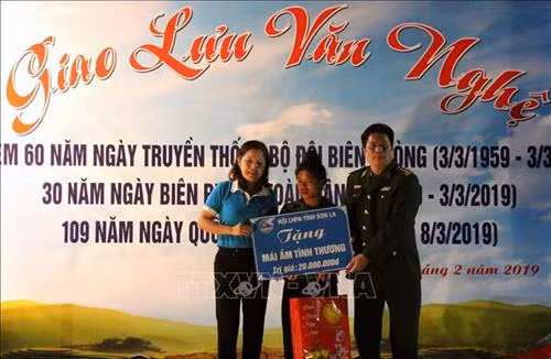 Chị em, hội viên phụ nữ được tặng nhà "Mái ấm biên cương". Ảnh: Diệp Anh – TTXVN
