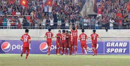Các cầu thủ U19 Việt Nam cảm ơn sự cổ vũ nhiệt tình của CĐV sau khi kết thúc trận bán kết