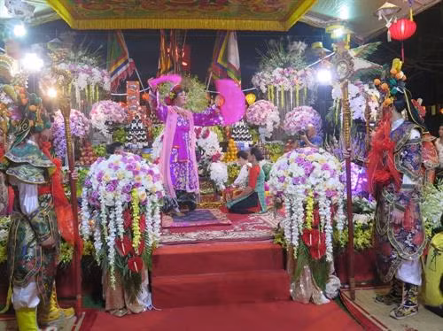 Phần biểu diễn của đoàn nghệ nhân đến từ Hà Nội. Ảnh: Mạnh Minh- TTXVN Diễn xướng hầu Thánh hay còn gọi là Hầu đồng, lên đồng là nghi thức sinh hoạt tâm linh cổ truyền ở Kiếp Bạc. Ảnh: Mạnh Linh Đây được coi là một trong những nghi lễ độc đáo của Lễ hội lần này. Ảnh: Mạnh Linh