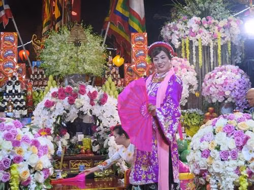 Phần biểu diễn của đoàn nghệ nhân đến từ Hà Nội. Ảnh: Mạnh Minh- TTXVN Diễn xướng hầu Thánh hay còn gọi là Hầu đồng, lên đồng là nghi thức sinh hoạt tâm linh cổ truyền ở Kiếp Bạc. Ảnh: Mạnh Linh Đây được coi là một trong những nghi lễ độc đáo của Lễ hội lần này. Ảnh: Mạnh Linh