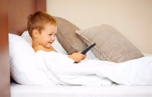 Ti vi trong phòng ngủ làm tăng nguy cơ béo phì ở trẻ ảnh 1