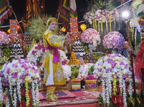Phần biểu diễn của đoàn nghệ nhân đến từ Hà Nội. Ảnh: Mạnh Minh- TTXVN Diễn xướng hầu Thánh hay còn gọi là Hầu đồng, lên đồng là nghi thức sinh hoạt tâm linh cổ truyền ở Kiếp Bạc. Ảnh: Mạnh Linh Đây được coi là một trong những nghi lễ độc đáo của Lễ hội lần này. Ảnh: Mạnh Linh