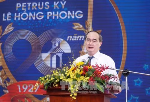 Đồng chí Nguyễn Thiện Nhân, Ủy viên Bộ Chính trị, Bí thư Thành ủy Thành phố Hồ Chí Minh phát biểu tại lễ khai giảng năm học mới Trường THPT Chuyên Lê Hồng Phong. Ảnh: Phương Vy-TTXVN