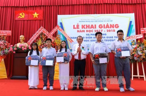 Phó Thủ tướng Thường trực Trương Hòa Bình tặng quà và học bổng cho các em học sinh nghèo học giỏi. Ảnh: Thanh Vũ-TTXVN