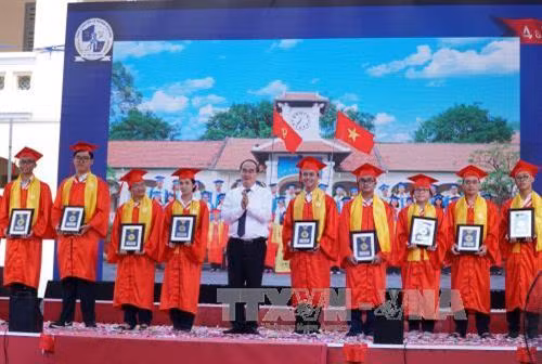 Đồng chí Nguyễn Thiện Nhân, Ủy viên Bộ Chính trị, Bí thư Thành ủy Thành phố Hồ Chí Minh tuyên dương các học sinh xuất sắc được tuyển thẳng vào các trường đại học. Ảnh: Phương Vy-TTXVN