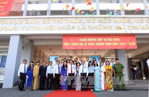 Phó Thủ tướng Thường trực Trương Hòa Bình cùng thầy trò Trường THPT Võ Văn Kiệt chụp ảnh lưu niệm. Ảnh: Thanh Vũ-TTXVN