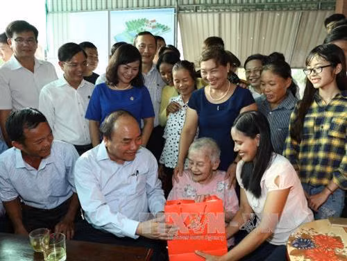 Thủ tướng Nguyễn Xuân Phúc thăm và tặng quà gia đình ông Dương Kim Hùng, là một trong những gia đình tiêu biểu trong phong trào xây dựng khu dân cư kiểu mẫu tại thôn Hà Thanh, xã Tượng Sơn, huyện Thạch Hà, tỉnh Hà Tĩnh. Ảnh: Thống Nhất - TTXVN