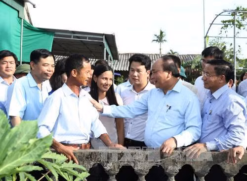 Thủ tướng Nguyễn Xuân Phúc thăm gia đình ông Dương Kim Hùng, là một trong những gia đình tiêu biểu trong phong trào xây dựng khu dân cư kiểu mẫu tại thôn Hà Thanh, xã Tượng Sơn, huyện Thạch Hà, tỉnh Hà Tĩnh. Ảnh: Thống Nhất - TTXVN