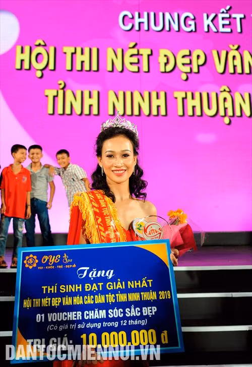 Thí sinh Phú Lưu Như Ái, sinh năm 1996, dân tộc Chăm đến từ huyện Ninh Phước đã xuất sắc đại giải nhất hội thi